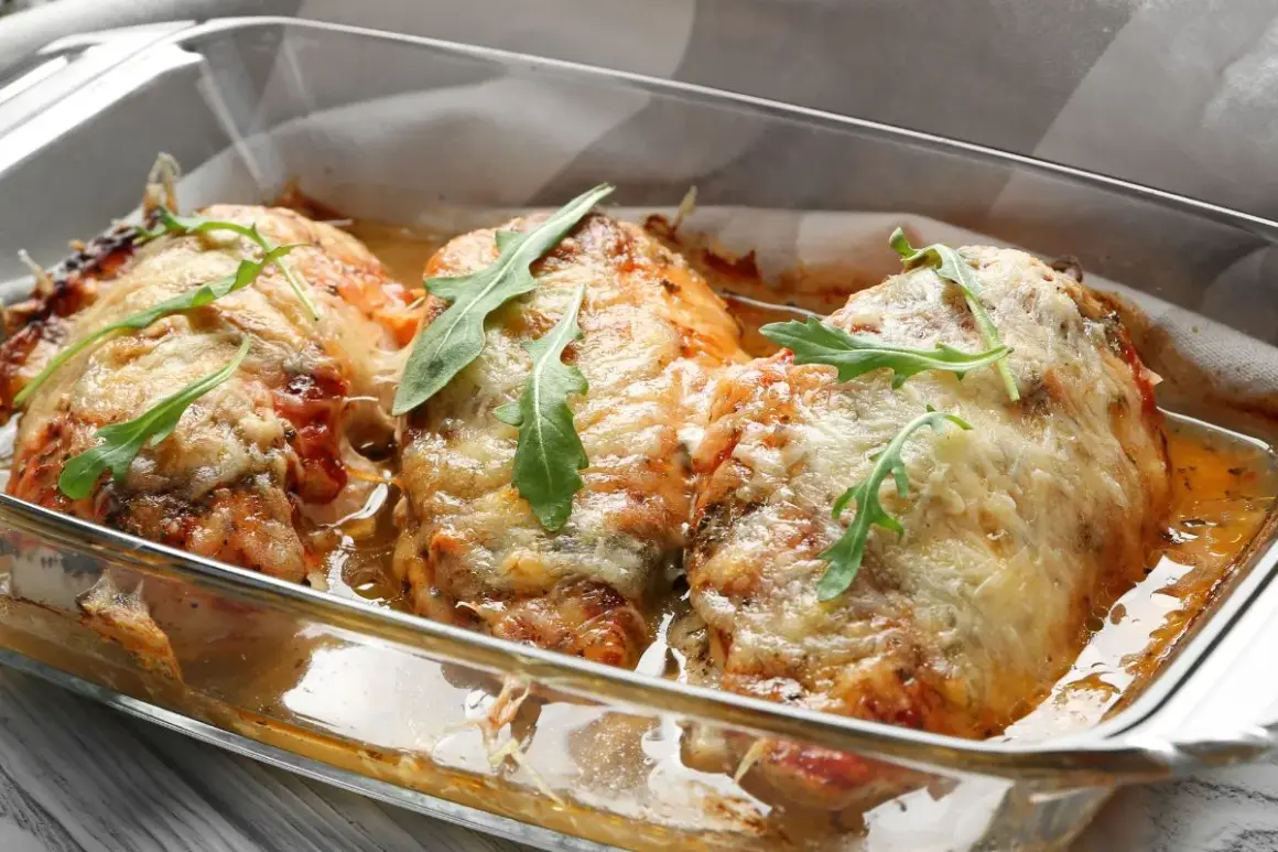 Pyszny gyros z kurczaka w sosie, zapieczony z serem i rukolą. Idealny przepis na obiad!