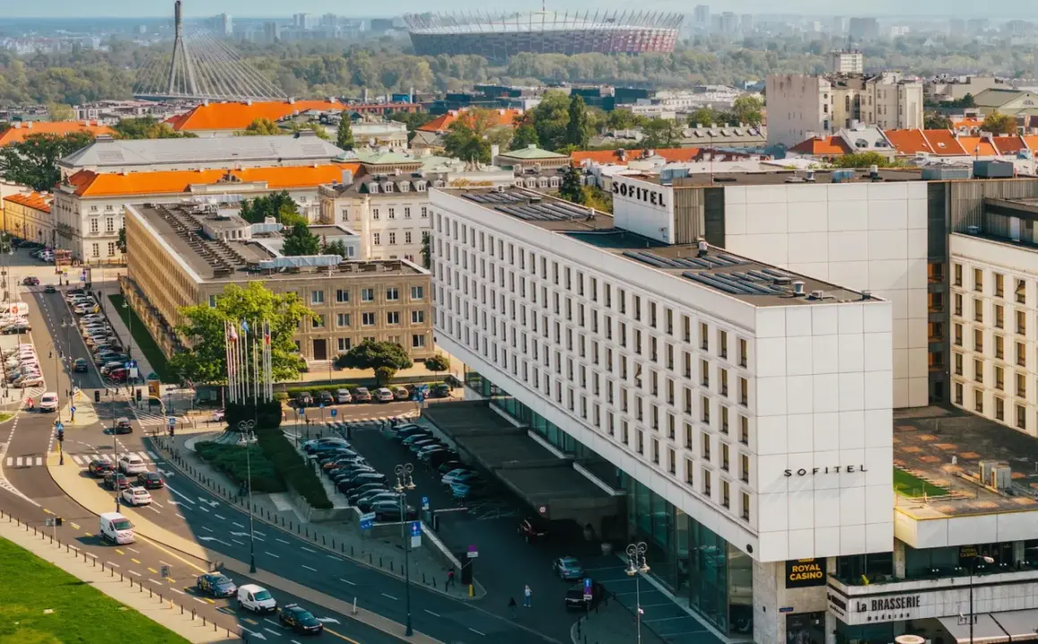 Widok na hotel Sofitel Victoria w Warszawie. W tle Stadion Narodowy i most. Hotel Victoria Warszawa historia.