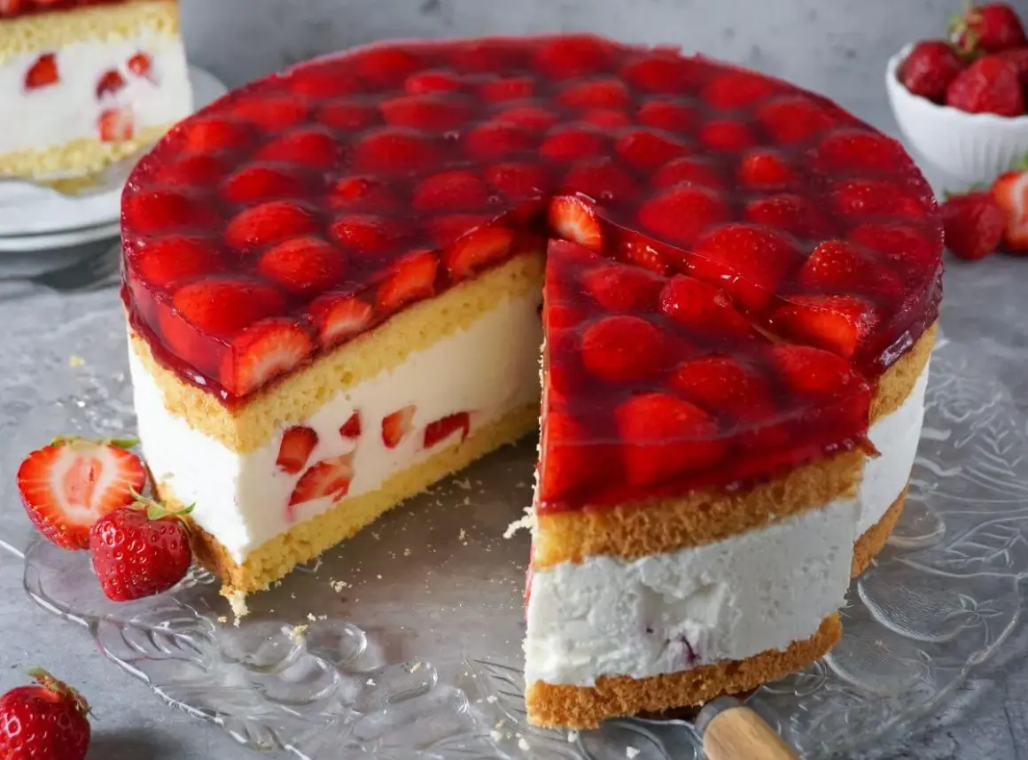 Saftige Erdbeertorte mit viel frischen Früchten und Sahne. Ein tolles Erdbeertorte Rezept für den Sommer.