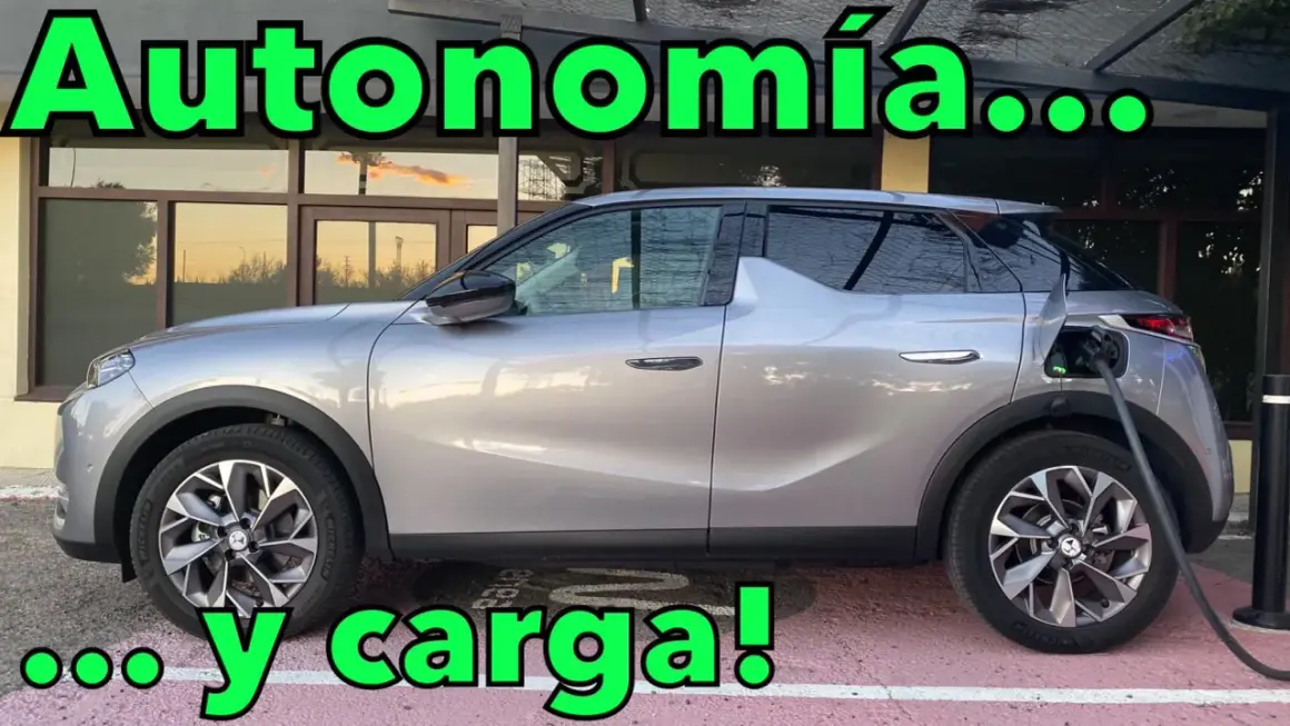 DS 3 Crossback E-Tense, un coche eléctrico plateado, cargando. Autonomía y carga, ¡listo para la aventura!