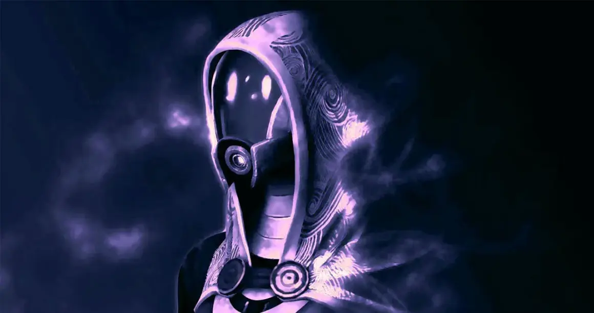 Tali z Mass Effect w fioletowej poświacie, jej maska i kaptur ozdobione są spiralnymi wzorami.