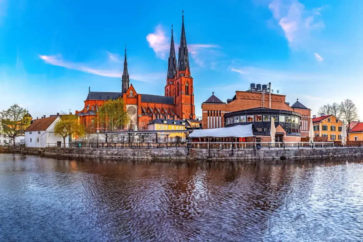 Uppsala domkyrka och stadsteatern speglar sig i Fyrisån. En vacker vy av vad det finns att se i Uppsala.