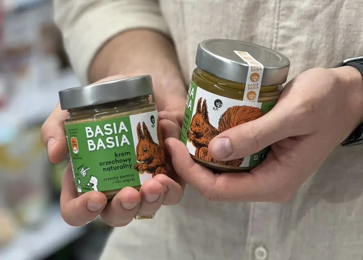 Dwie słoiki kremu orzechowego "Basia Basia" z wiewiórką na etykiecie. Czy masło orzechowe jest zdrowe? Ten naturalny krem z orzechów ziemnych odpowiada.