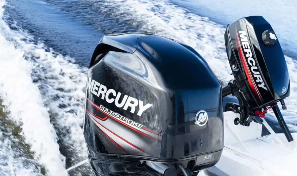 Due motori fuoribordo Mercury Fourstroke in azione, con schizzi d'acqua. Ottimi per ridurre i consumi motori marini entrobordo diesel.