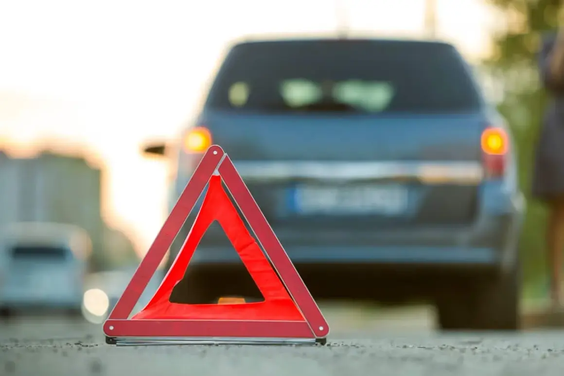 Warnblinker leuchten, ein rotes Warndreieck steht auf der Fahrbahn. Ein Auto ist liegen geblieben, ein abkommen von der fahrbahn ist nicht zu sehen.