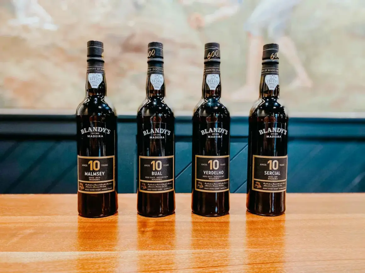 Cztery butelki wina madera, każda z 10-letnim oznaczeniem wieku: Malmsey, Bual, Verdelho i Sercial.