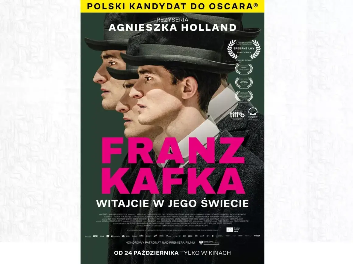 Plakat filmu "Franz Kafka. Witajcie w jego świecie" z Agnieszką Holland w reżyserii. Trzy twarze w kapeluszach tworzą surrealistyczny obraz.