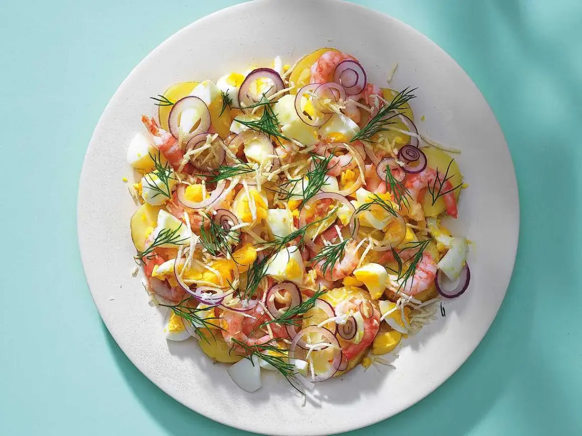 En härlig potatissallad med räkor, ägg, rödlök och dill. En riktigt god sallad till maten!