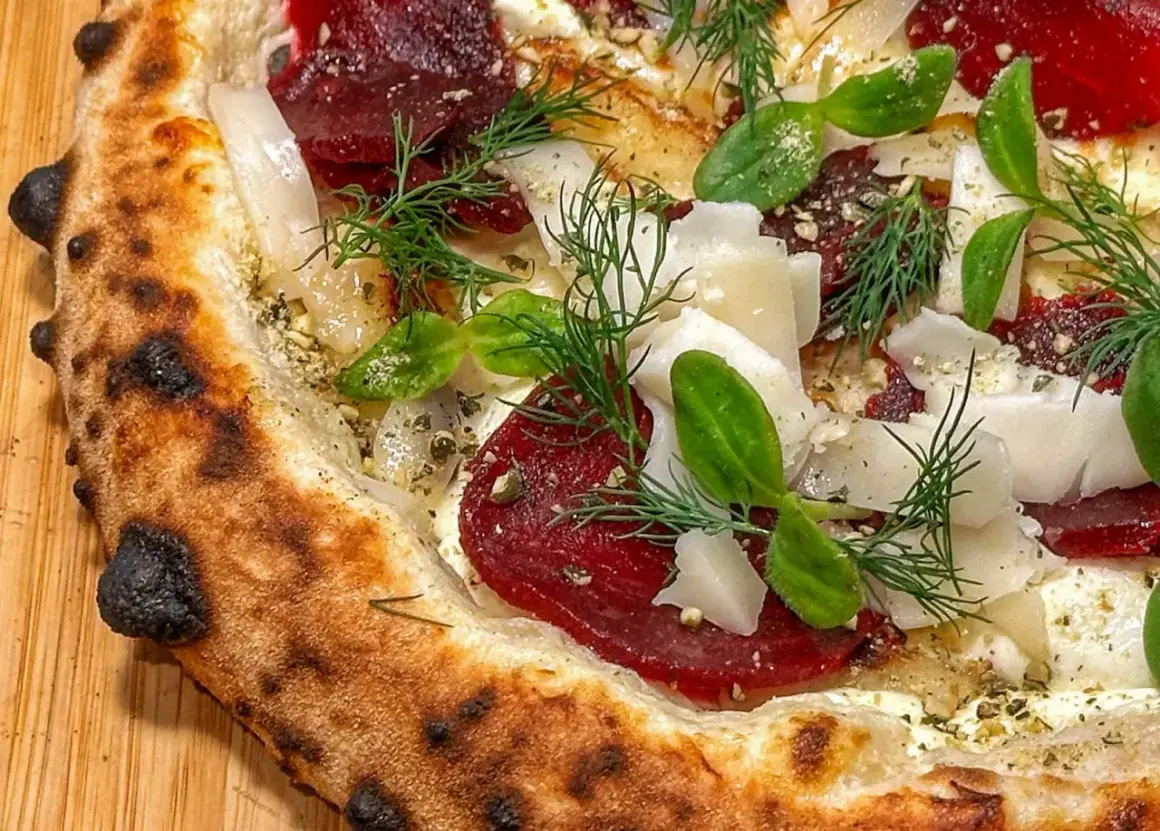 Eine köstliche Cookie Pizza mit Rote Bete, Dill und Parmesan.