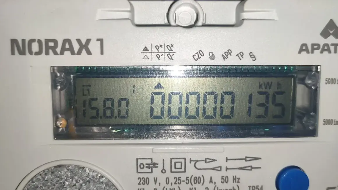 Norax 1: opis wyświetlacza pokazuje 15.80 kWh i 00000135.