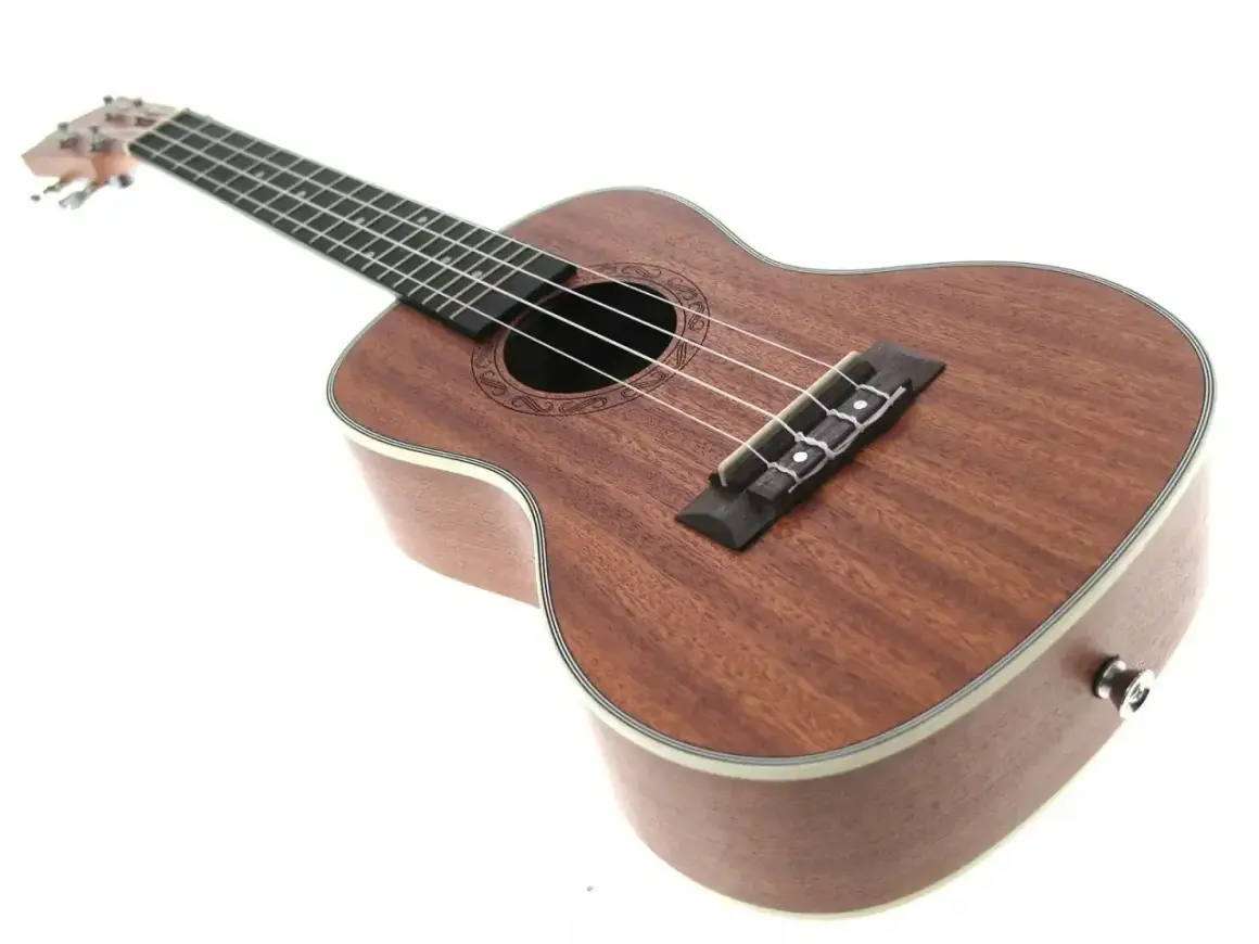 Brązowe ukulele instrument z czterema strunami, ozdobnym rozetą wokół otworu rezonansowego i białym bindingiem.