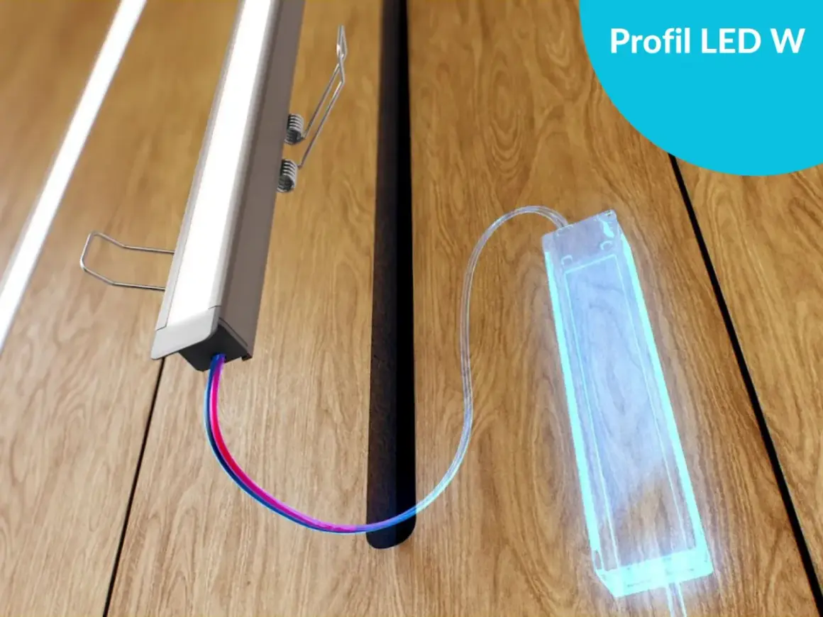 Oświetlenie LED w ścianie, z profilem aluminiowym i przewodami, tworzy nowoczesny efekt świetlny na drewnianej powierzchni.