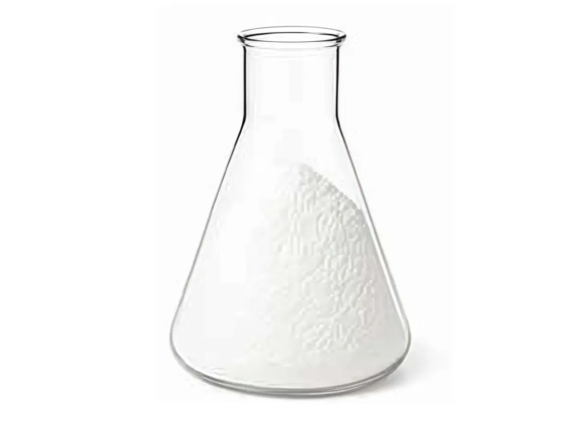 Flacon Erlenmeyer contenant une poudre blanche, rappelant le danger potentiel des polyphosphates dans certaines applications.