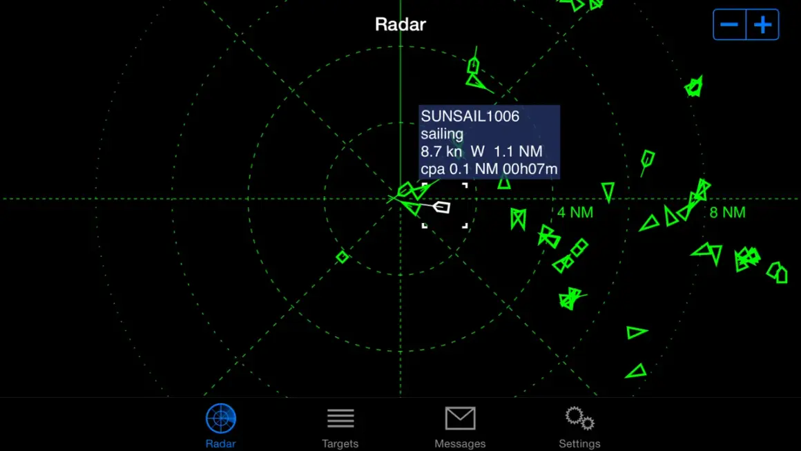 Schermo radar con simboli di navi e informazioni AIS sul traffico marittimo.