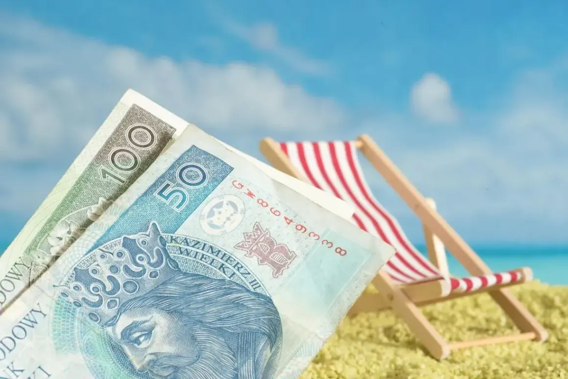 Pieniądze na plaży, leżak i błękitne niebo. Czy niewypłacanie świadczenia urlopowego co to znaczy?