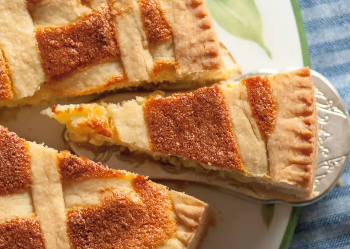 Ein Stück Pastiera Napoletana, ein traditioneller italienischer Kuchen, der nach einem klassischen Rezept zubereitet wurde.