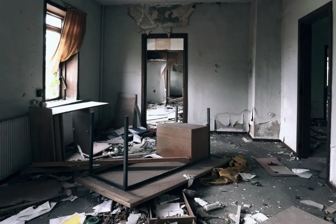 Habitación abandonada con escombros y muebles rotos. Un escenario que te hace pensar: ¿qué pasa si compro un piso ocupado?