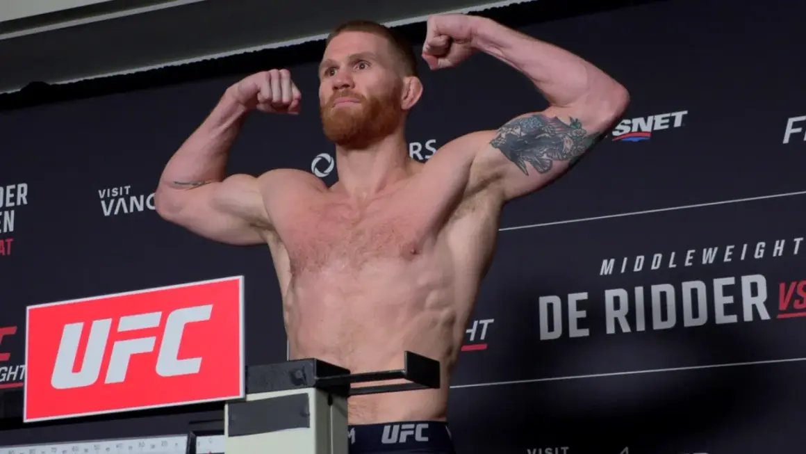 Matt Frevola, med skägg och tatueringar, poserar muskulöst på UFC-vågen.