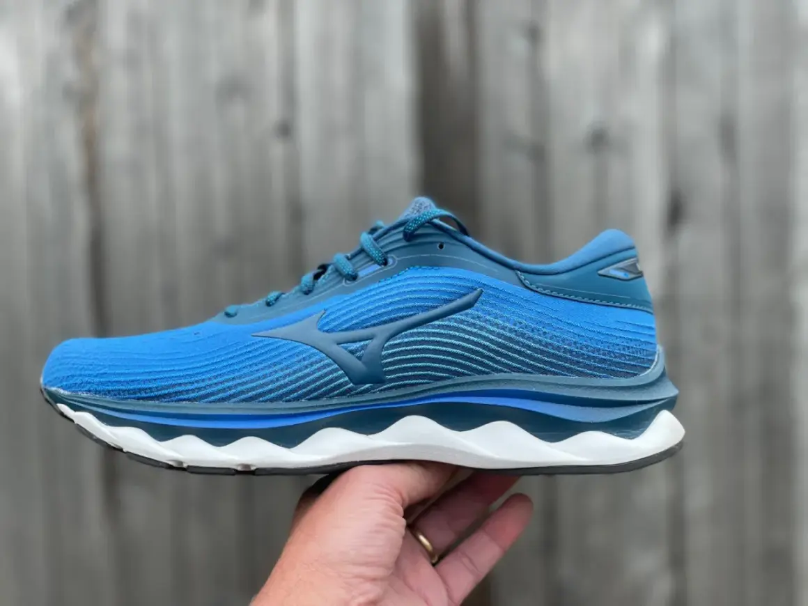 Niebieski but do biegania Mizuno Wave Sky 5 z charakterystycznym logo.