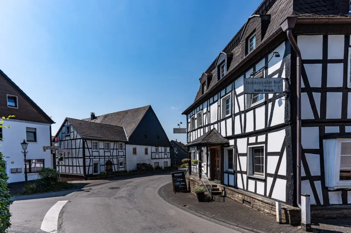 Fachwerkhaus "Hohkeppeler Hof" mit Schild, Gasthof-Restaurant-Café, Guffel Kölsch.