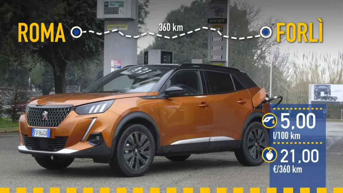 Peugeot 2008 naranja repostando. Viaje de Roma a Forlì, 360 km. Consumo: 5 L/100 km, 21 €/360 km.