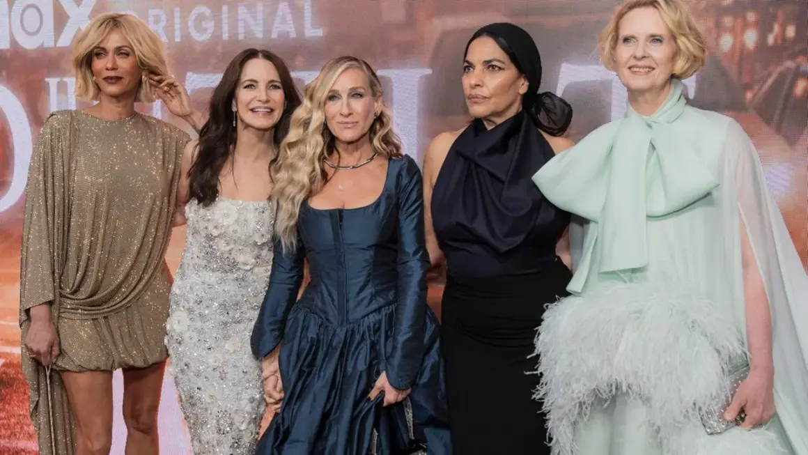 Die Darstellerinnen von "And just like that" Staffel 4 glänzen in glamourösen Outfits.