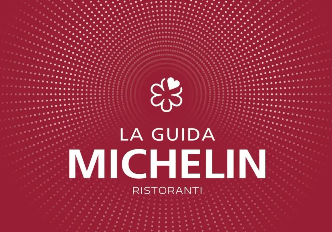 Logo La Guida Michelin con la scritta "MICHELIN RISTORANTI". Un simbolo di eccellenza per i ristoranti 3 stelle Michelin Italia.