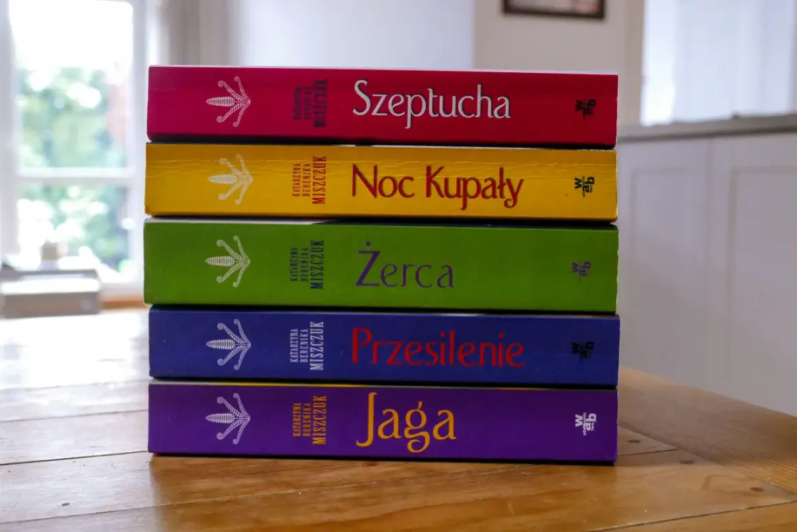 Pięć kolorowych książek Katarzyny Bereniki Miszczuk ułożonych jedna na drugiej. Na okładkach widnieje symbol kwiatu paproci.