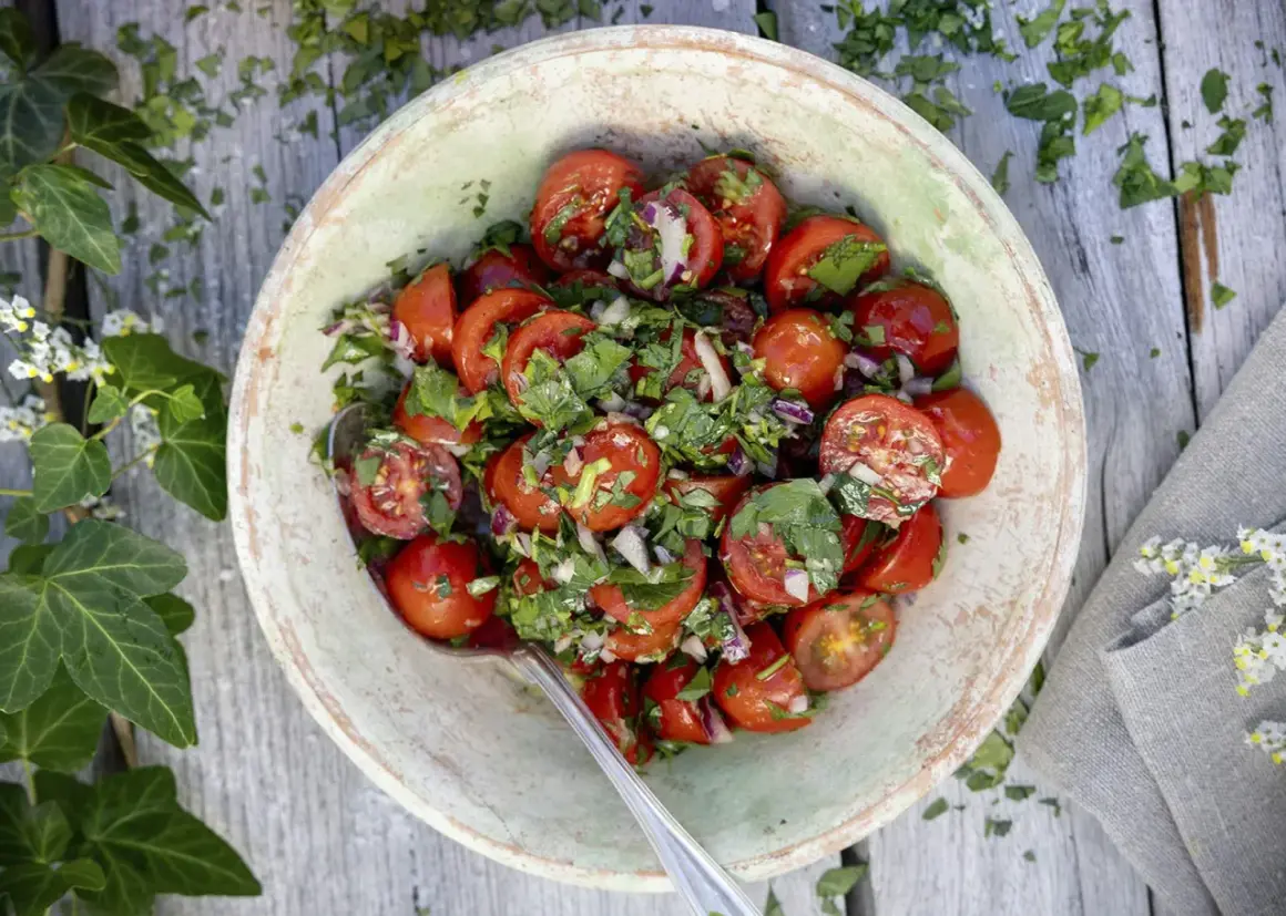 En skål med en fräsch tomatsallad, perfekt som tillbehör eller som ett enkelt tomat recept.