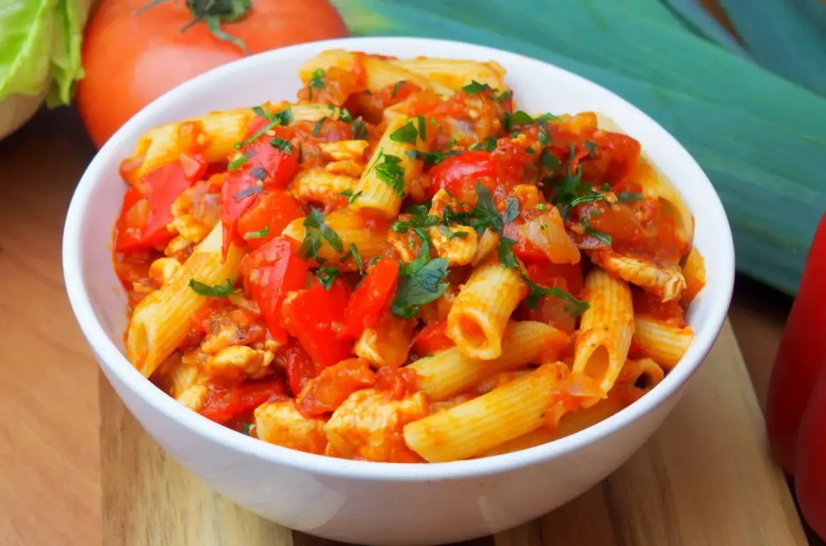 Penne z kurczakiem w sosie pomidorowym, papryką i natką pietruszki. Pyszne danie, które zachwyci każdego.
