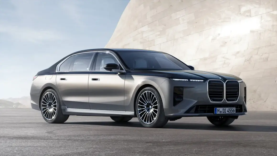 Elegancki BMW Serii 7 w dwukolorowym malowaniu, z nowoczesnym designem. Sprawdź aktualną bmw 7 cena i dostępne konfiguracje.