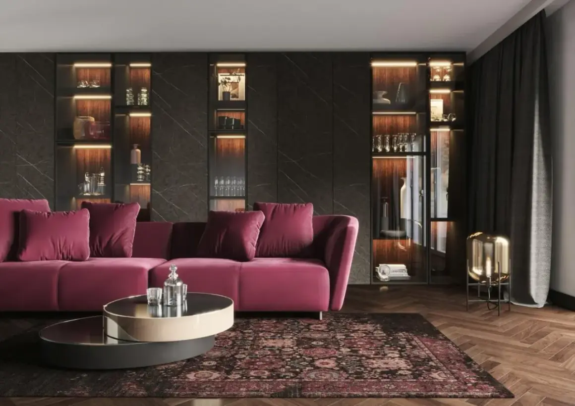 Elegancki salon z sofą w kolorze fuksji i dywanem w stylu art deco malarstwo. Podświetlane witryny pełne szkła i dekoracji.