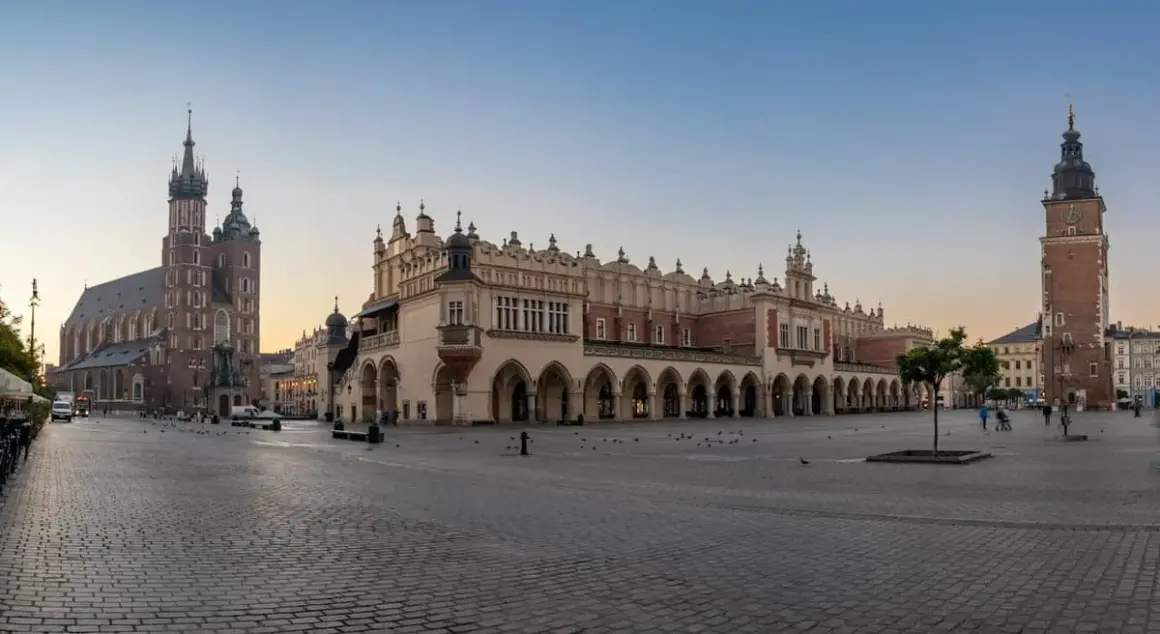 Rynek Główny w Krakowie: Sukiennice, Kościół Mariacki i Wieża Ratuszowa. Idealne miejsca, by zacząć zwiedzanie Krakowa.