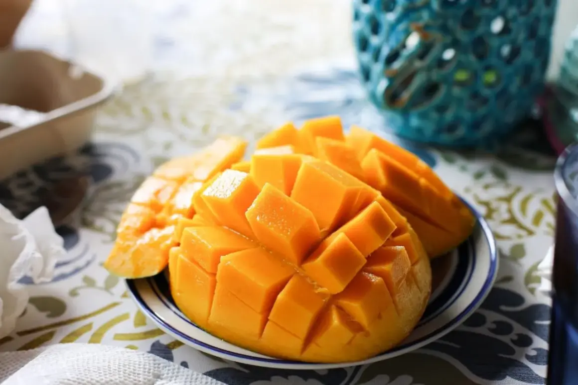 Soczysta pulpa mango pokrojona w kostkę, podana na talerzyku. Idealna na deser lub dodatek do smoothie.