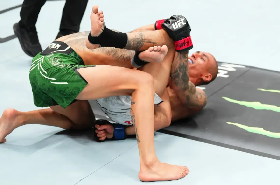Daniel da Silva i en intensiv MMA-match, kämpandes på mattan med fokus och beslutsamhet.