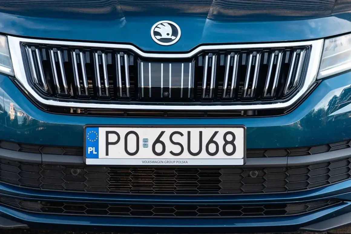 Błękitny grill Skody z polską tablicą rejestracyjną PO 6SU68.
