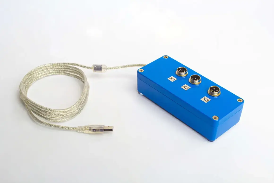 Blå fläktkontroller med USB-kabel och tre anslutningar märkta X1, X2, X3.