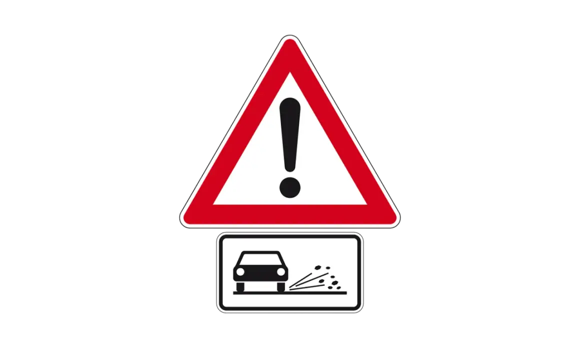 Achtung! Zeichen 265 warnt vor Steinschlag. Ein Auto fährt über lose Steine, die aufgewirbelt werden.