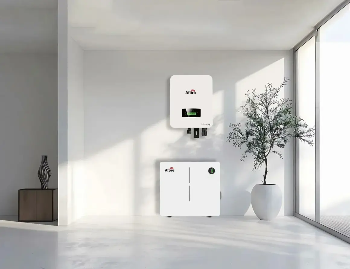 Nowoczesny falownik do fotowoltaiki 10kW i magazyn energii Afore w minimalistycznym wnętrzu.