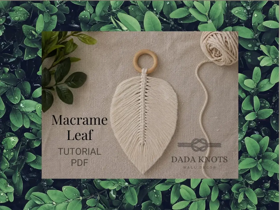 Décoration murale en macramé aux couleurs vives, avec des cordes torsadées formant des feuilles.