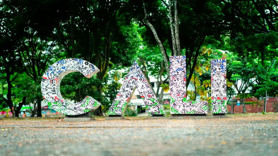 Letras gigantes con arte urbano en Cali, perfectas para inspirarte sobre qué hacer en Cali y tomarte una foto.