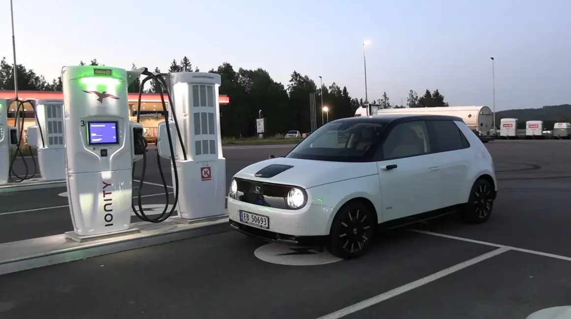 Biała Honda e na ładowarce Ionity. Zastanawiasz się nad jej zasięg?