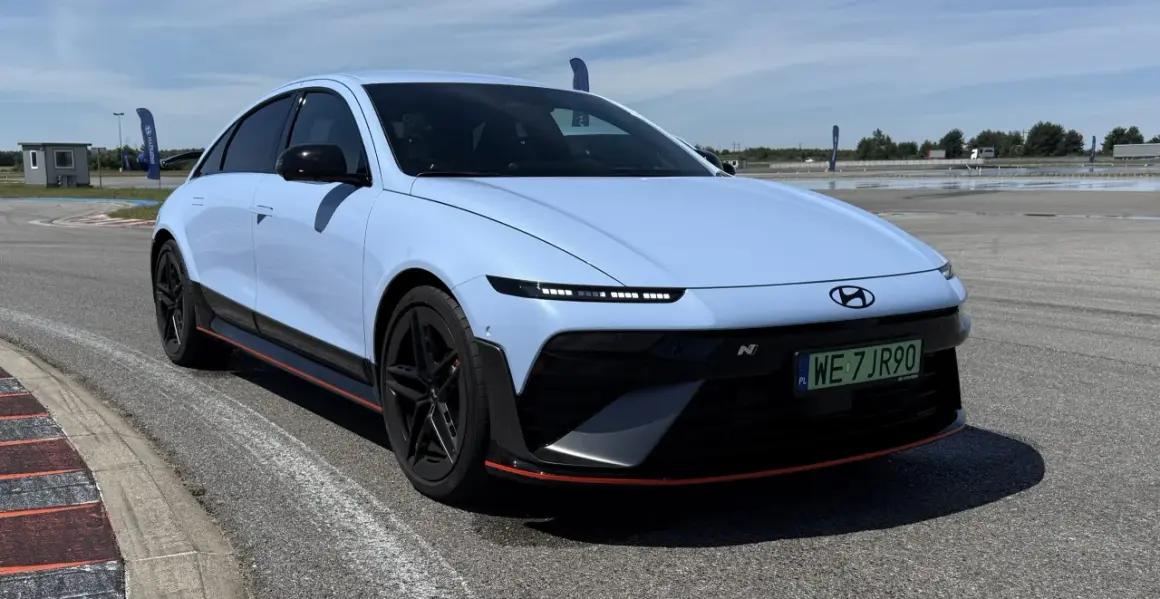 Niebieski Hyundai Ioniq 6 N na torze wyścigowym, gotowy do akcji.