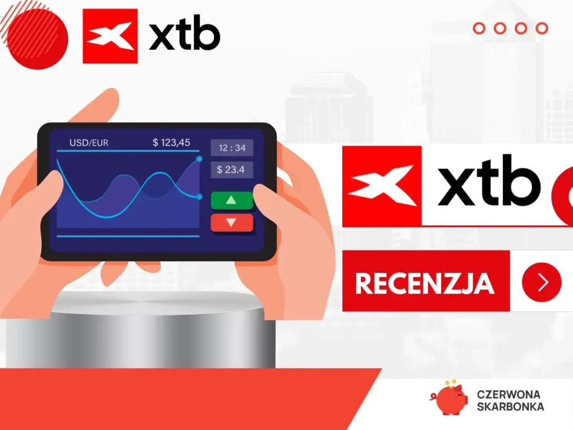 Sprawdź, czy xtb jest darmowe! Na ekranie telefonu wykres kursu USD/EUR, obok przyciski kupna/sprzedaży. Logo XTB i napis "Recenzja".