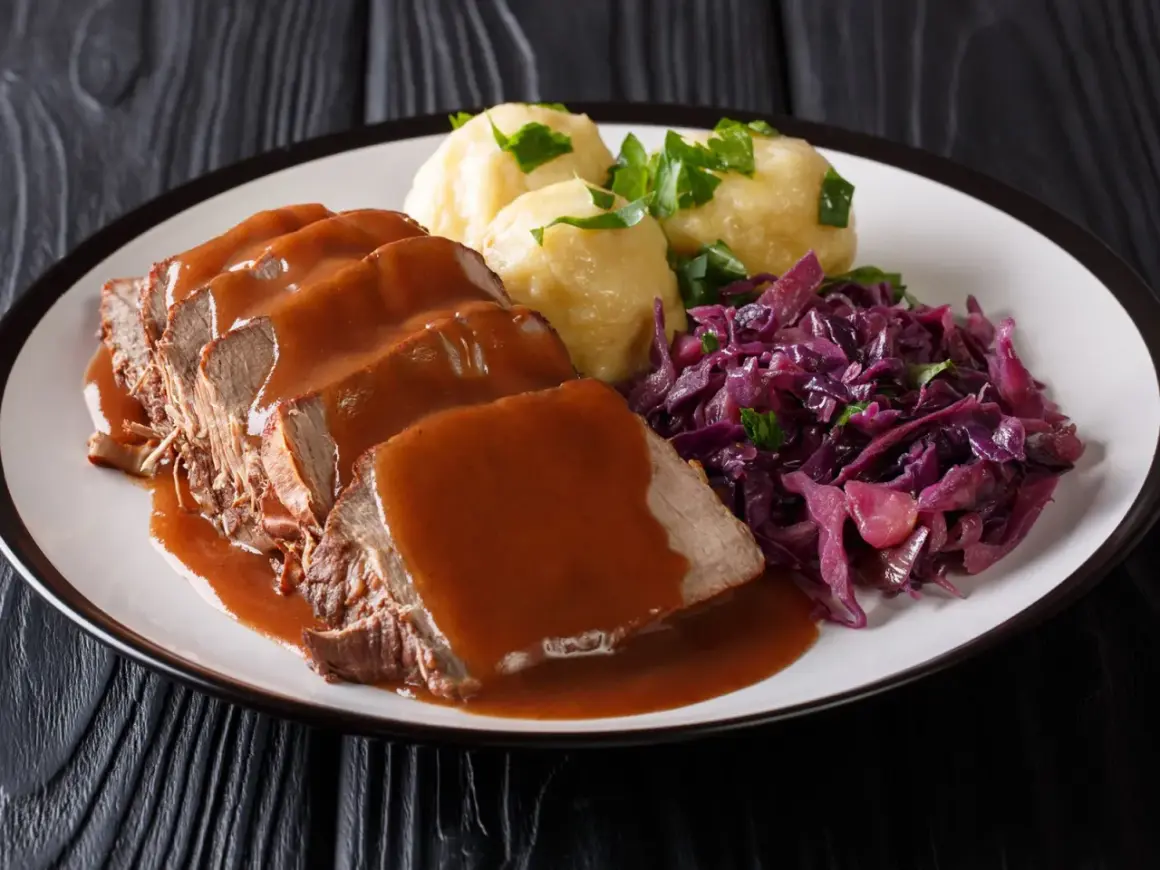 Ein Teller mit saftigem Sauerbraten, Klößen und Rotkohl. Perfekt für die Schwangerschaft, wenn man Lust auf Hausmannskost hat.