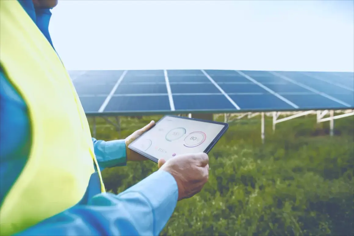 Mężczyzna zarządza magazynem energii dzięki wykorzystaniu systemów opartych o AI