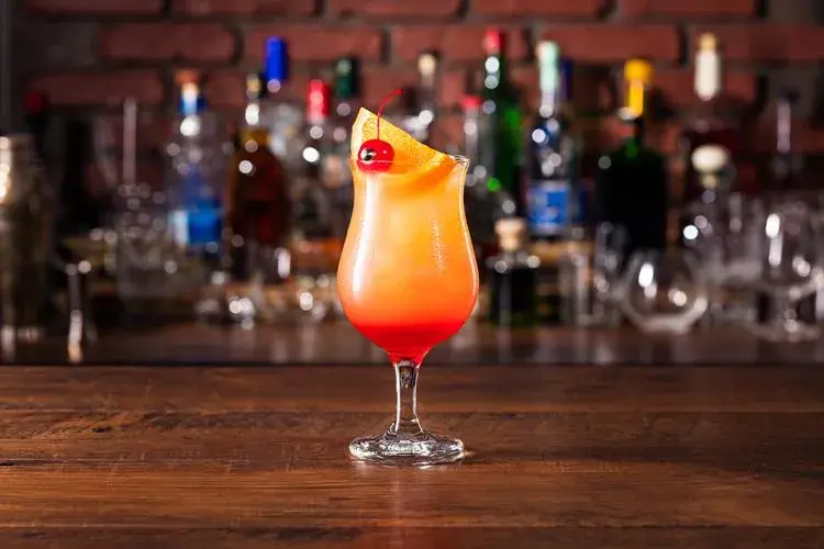 Jak przygotować idealny drink huragan - przepis i historia koktajlu