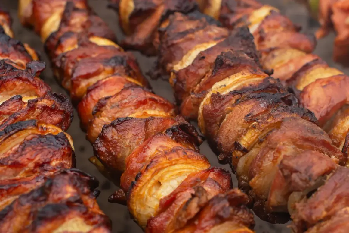 Szaszłyki z karkówki pieczone na grillu, soczyste i rumiane, kuszą apetycznym wyglądem.