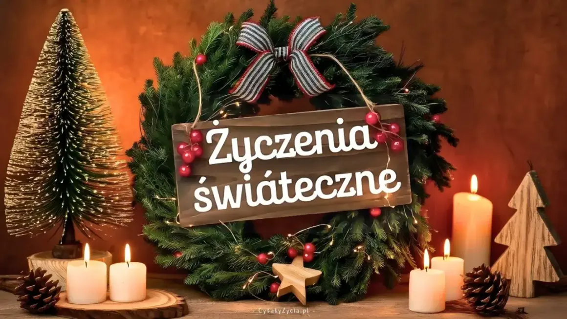 Wianek choinkowy z napisem "Życzenia świąteczne", ozdobiony wstążką, bombkami i lampkami. Obok stoją świece i choinki.
