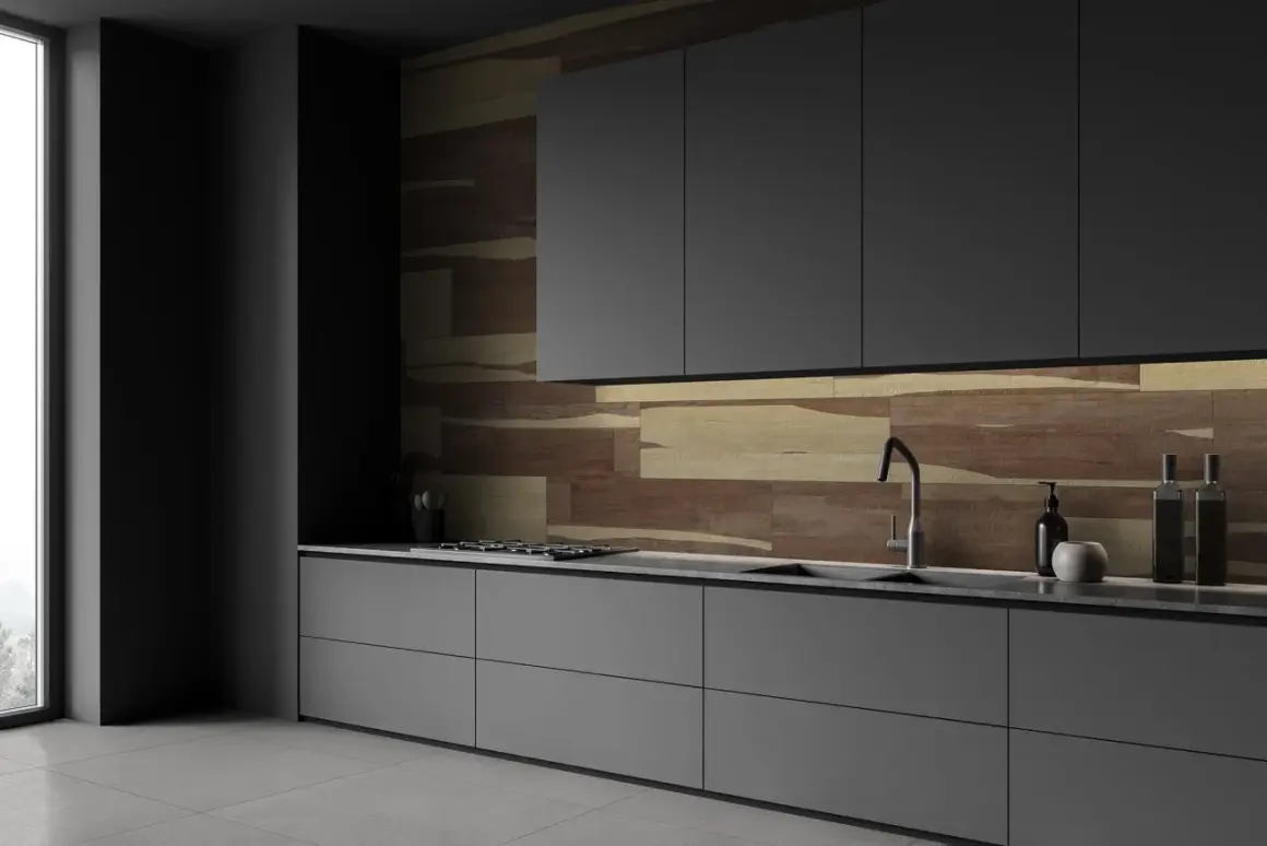 Cocina moderna con azulejos de madera en tonos tierra, reflejando las últimas tendencias en azulejos para cocinas.